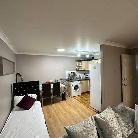 A 2 Standard Bedrooms Flat Лондон Екстериор снимка