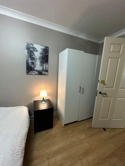 A 2 Standard Bedrooms Flat Лондон Екстериор снимка