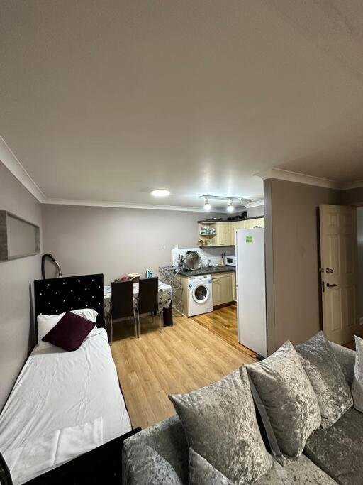 A 2 Standard Bedrooms Flat Лондон Екстериор снимка