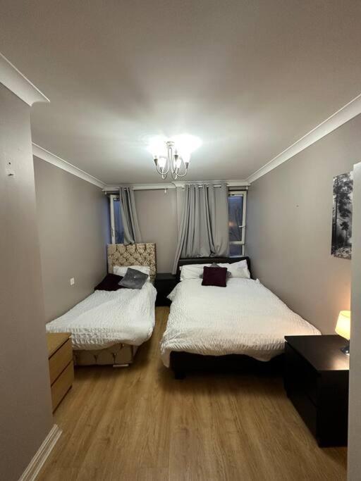 A 2 Standard Bedrooms Flat Лондон Екстериор снимка