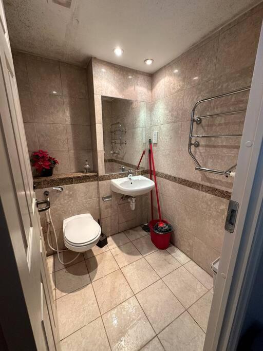 A 2 Standard Bedrooms Flat Лондон Екстериор снимка